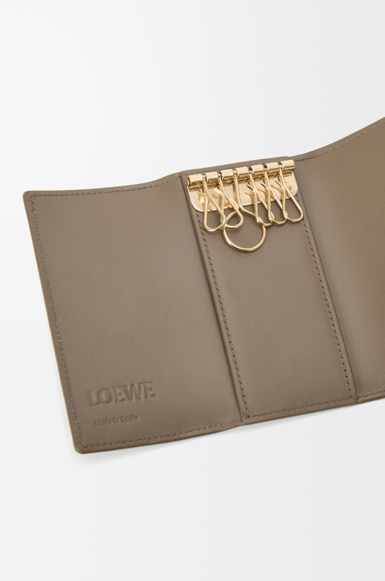 LOEWE アナグラム キーケース（ペブルグレインカーフ） トープ