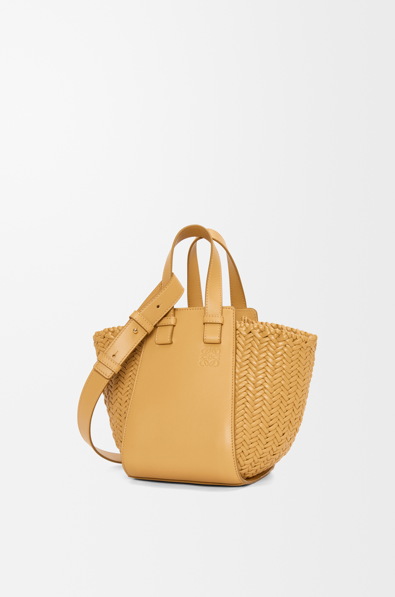 LOEWE Bolso Hammock Compact en piel de ternera Sáhara plp_rd