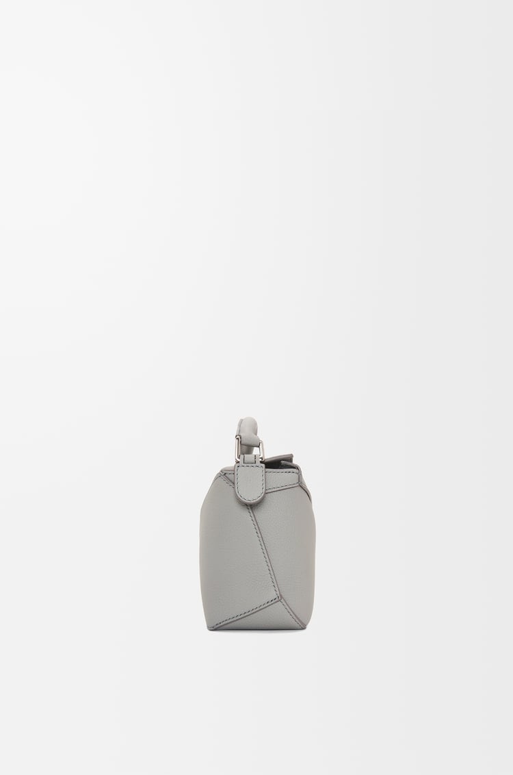 LOEWE Bolso Puzzle mini en piel de ternera Gris Perla
