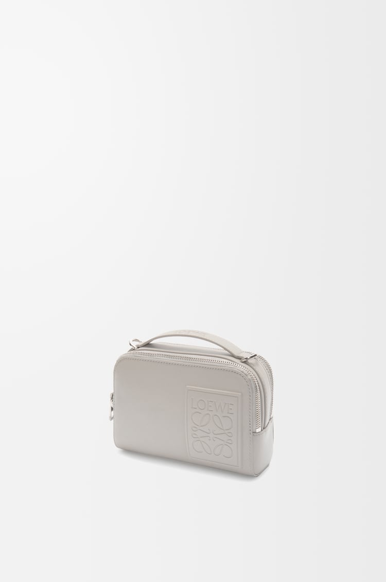 LOEWE 迷你缎面牛皮革相机斜挎包 银灰色