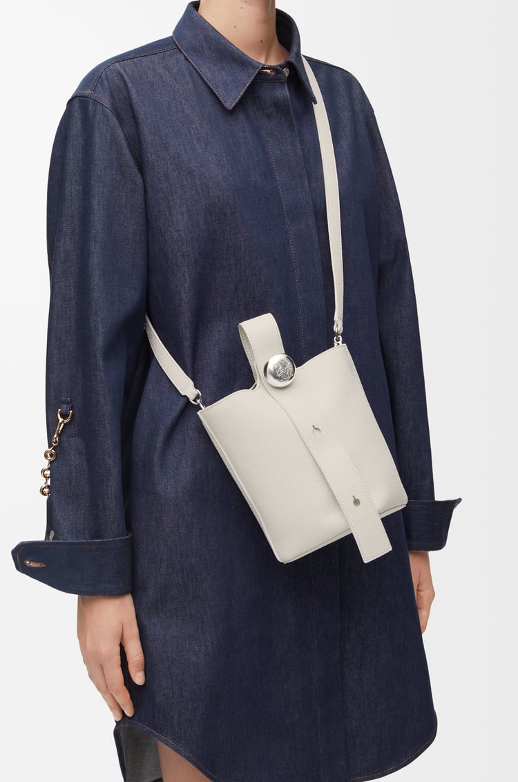 LOEWE Bolso Pebble Bucket mini en piel de ternera Blanco Suave