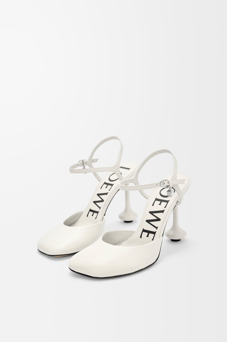 LOEWE Zapato de salón con tira en el tobillo en piel de cordero Blanco Anthurium