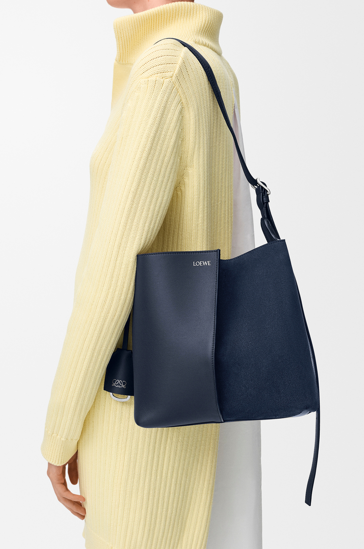 LOEWE Mittlere Bilbao Bucket aus weichem Kalbsleder und Wildleder Dunkles Marineblau