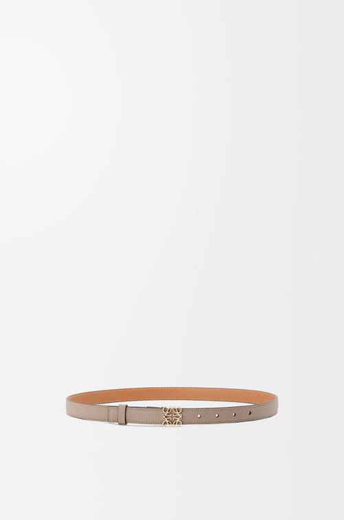 LOEWE Cinturón Anagram en piel de ternera graneada Arena/Dorado