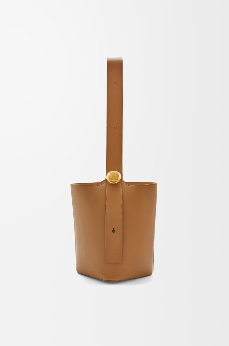LOEWE Medium Pebble bucket in smooth calfskin Oak