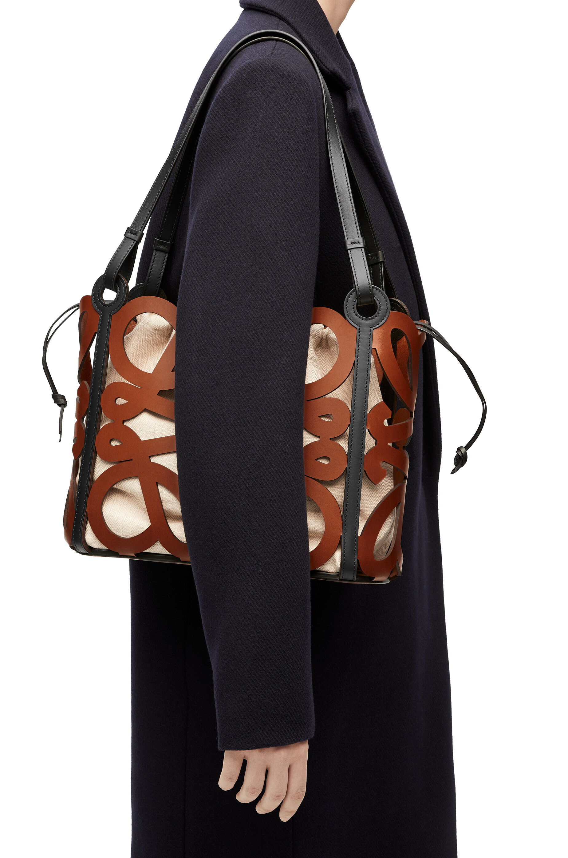 アナグラムカットアウト トート スモール (カーフ) タン - LOEWE