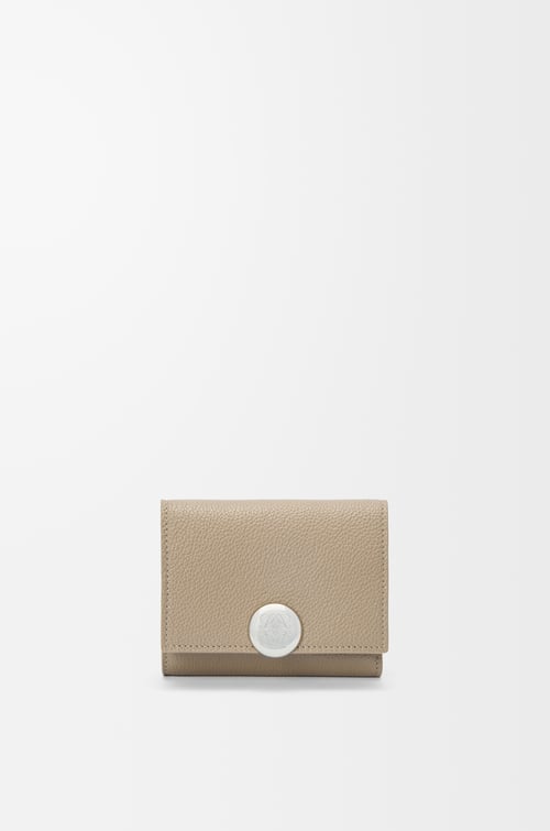 LOEWE Pebble trifold wallet in pebble grain calfskin Clay
