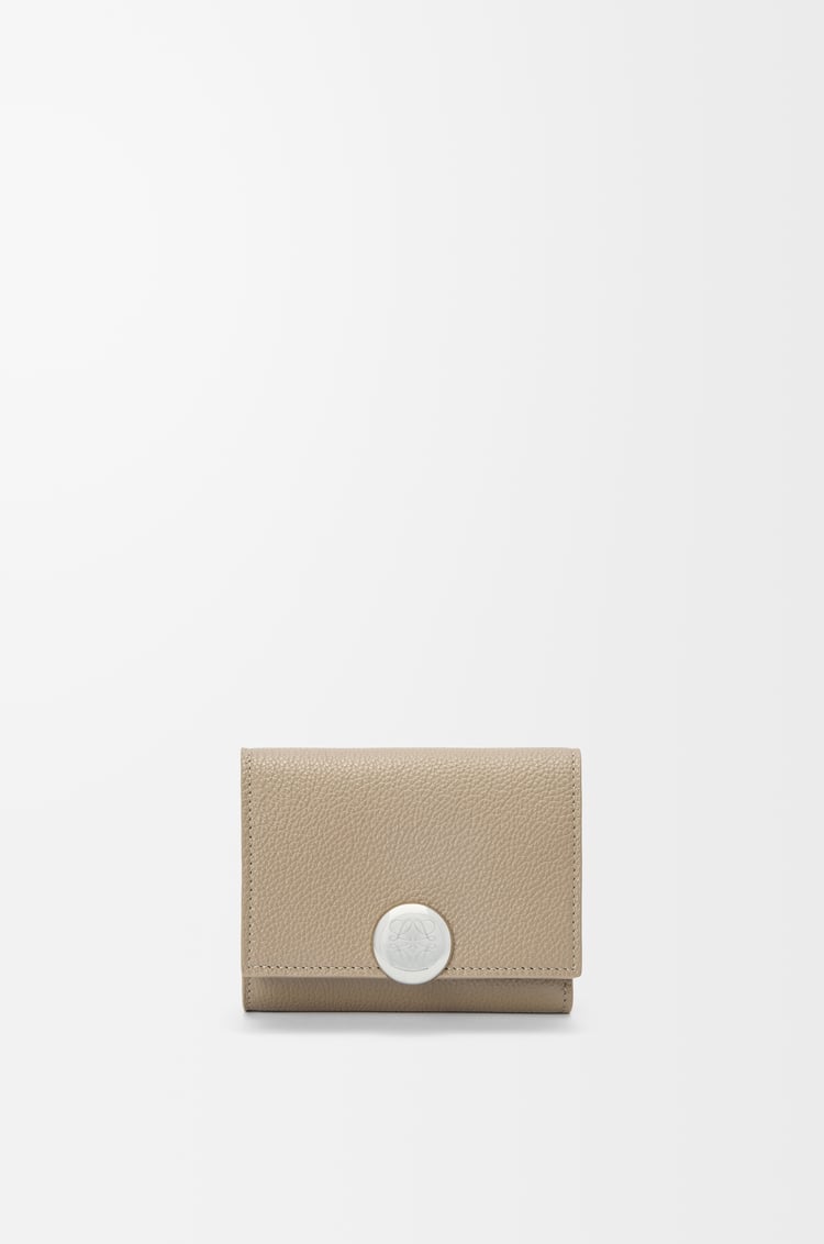 LOEWE Pebble trifold wallet in pebble grain calfskin Clay