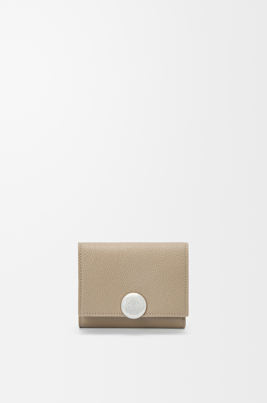 Pebble trifold wallet in pebble grained calfskin
