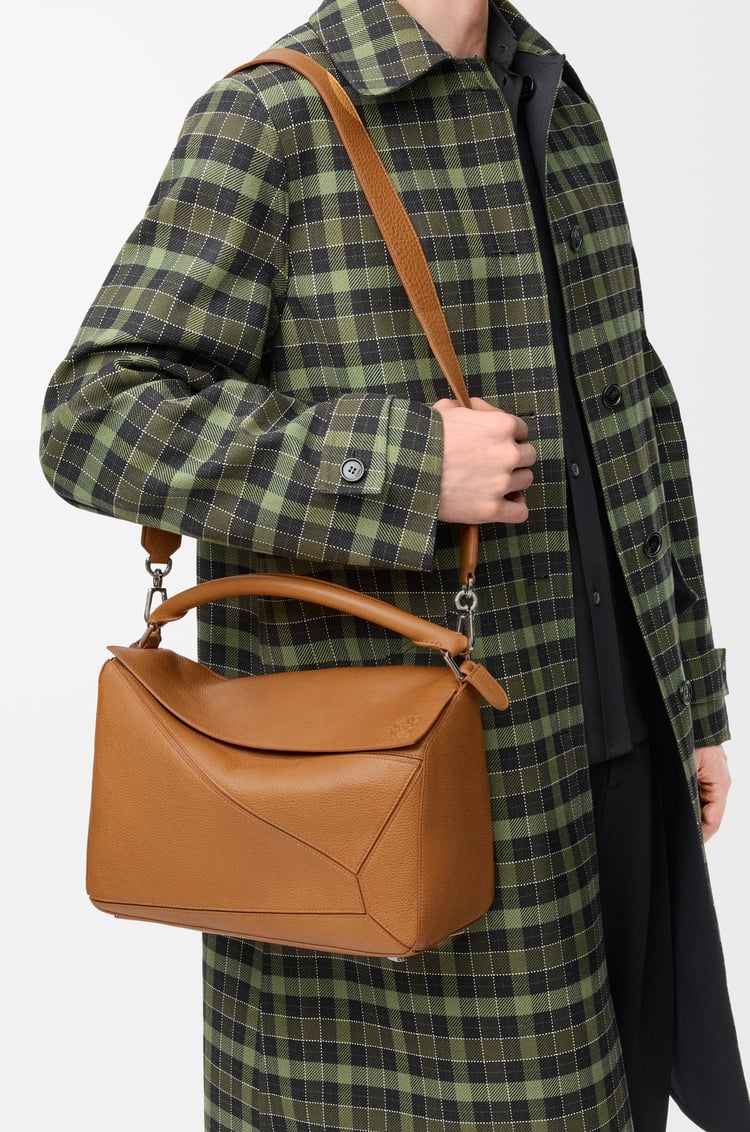 LOEWE 大号柔软粒面牛皮革 Puzzle 手袋 浅峡谷棕色