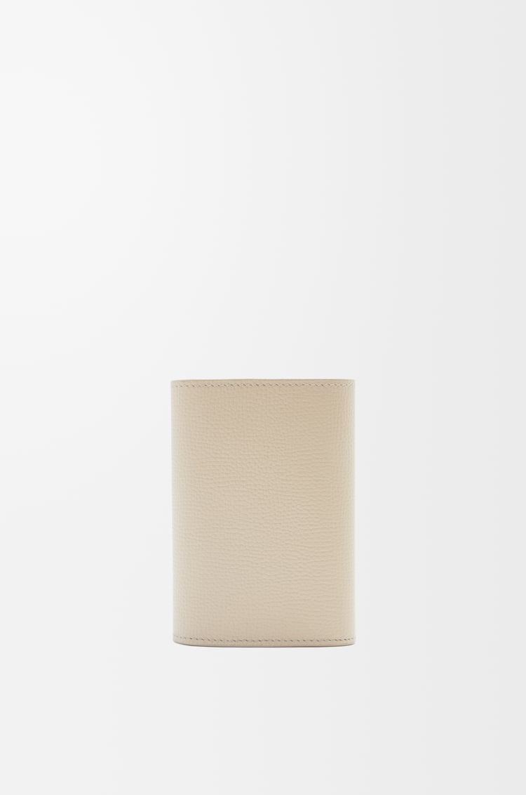 LOEWE Cartera vertical pequeña Anagram en piel de ternera Gris Claro