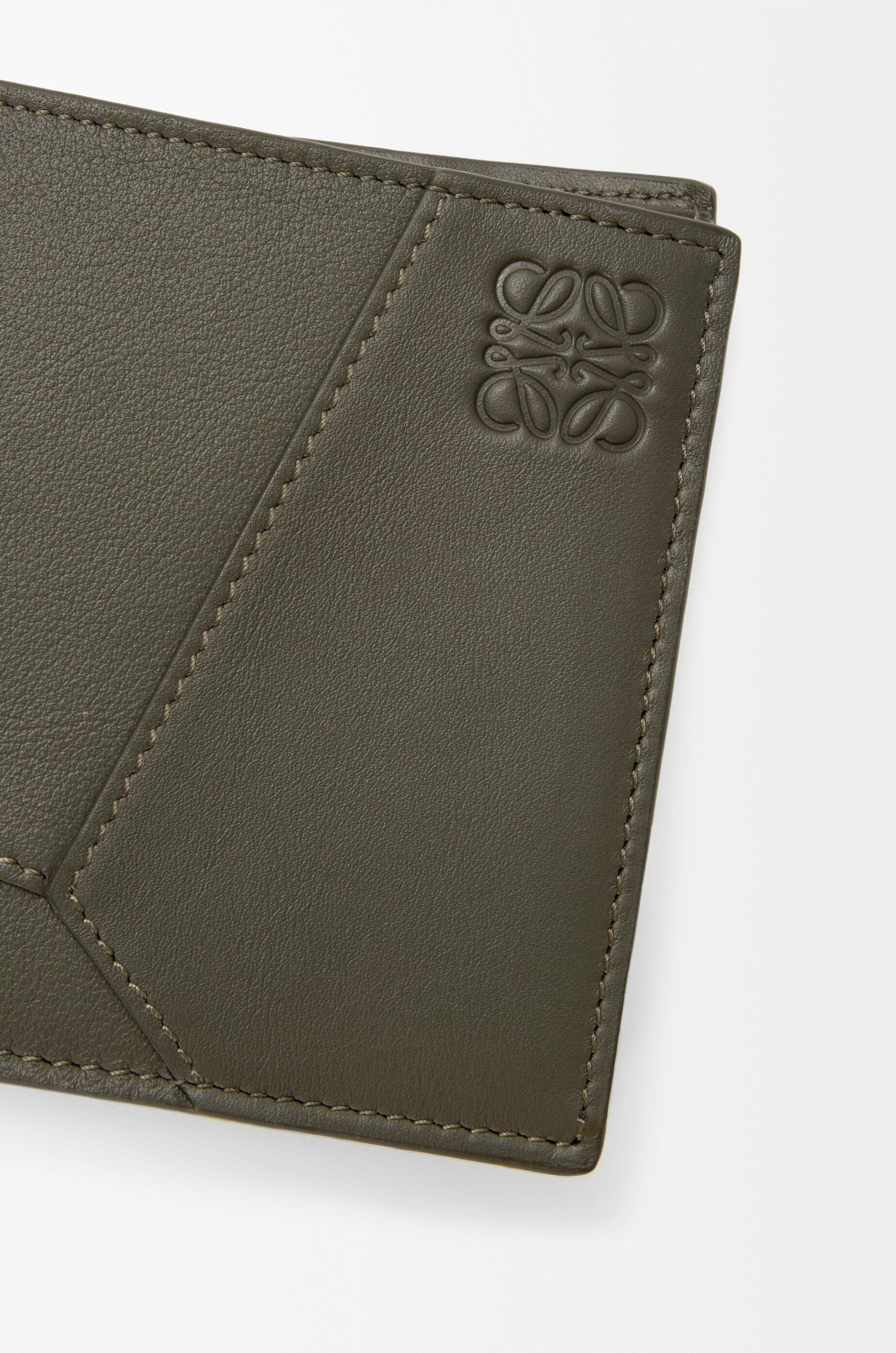 Puzzle bifold wallet in classic calfskin Green - LOEWE Europe