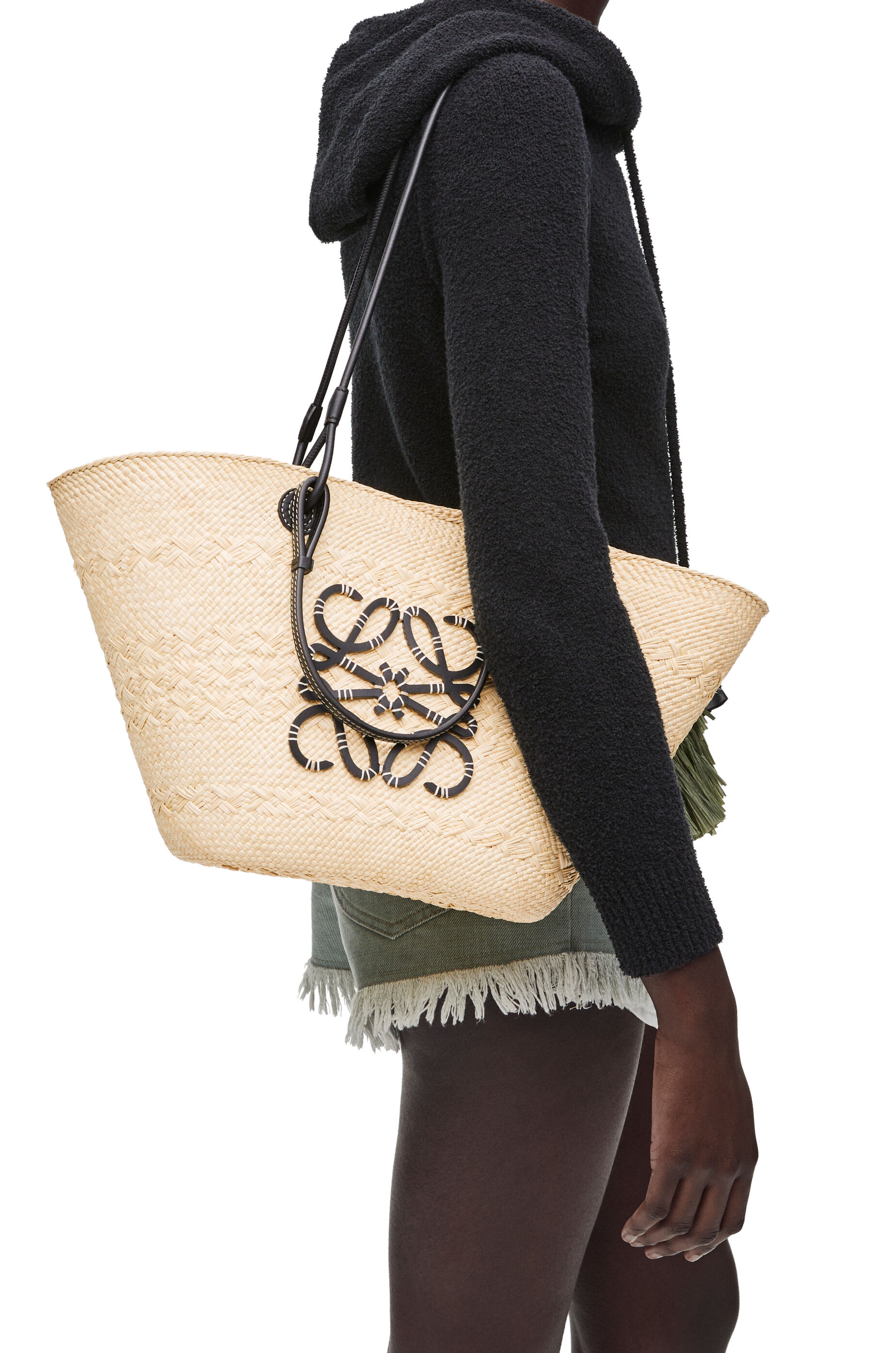 Medium Anagram Basket bag in iraca palm and calfskin Natural Black LOEWE