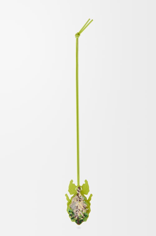 LOEWE Llavero con charm Leaf insect en piel con cuentas Verde plp_rd