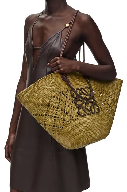 LOEWE Large Anagram Basket bag in iraca palm and calfskin 橄欖色/栗棕色 plp_rd