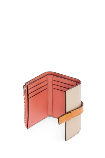 LOEWE Small vertical wallet in soft grained calfskin 淺燕麥色/蜂蜜色 plp_rd