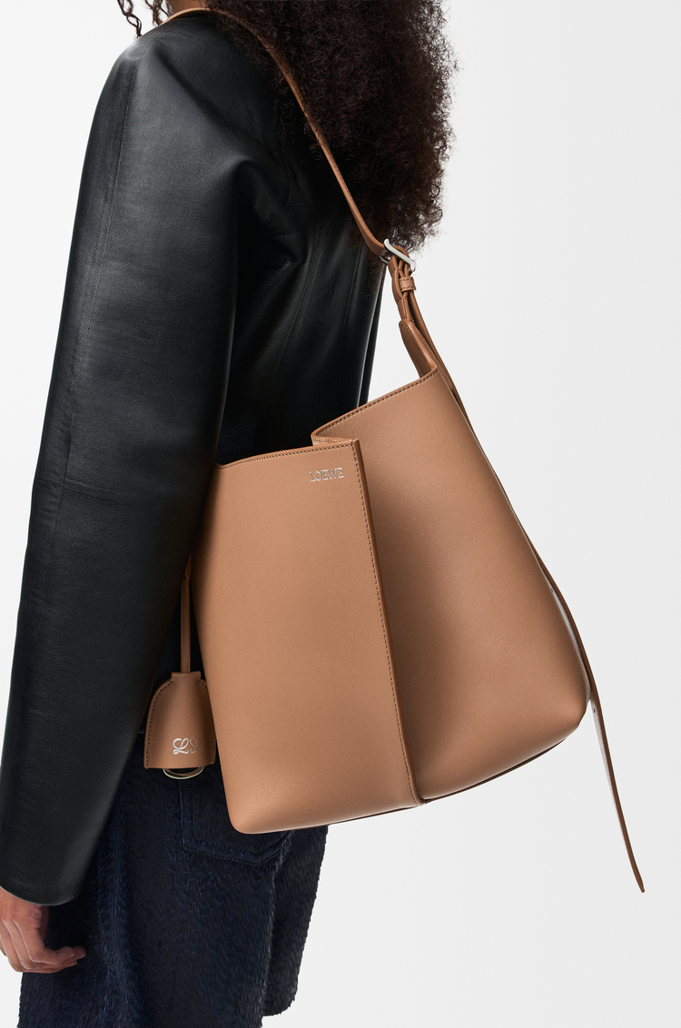 LOEWE ビルバオ バケットバッグ ミディアム（スムースカーフ） モカ