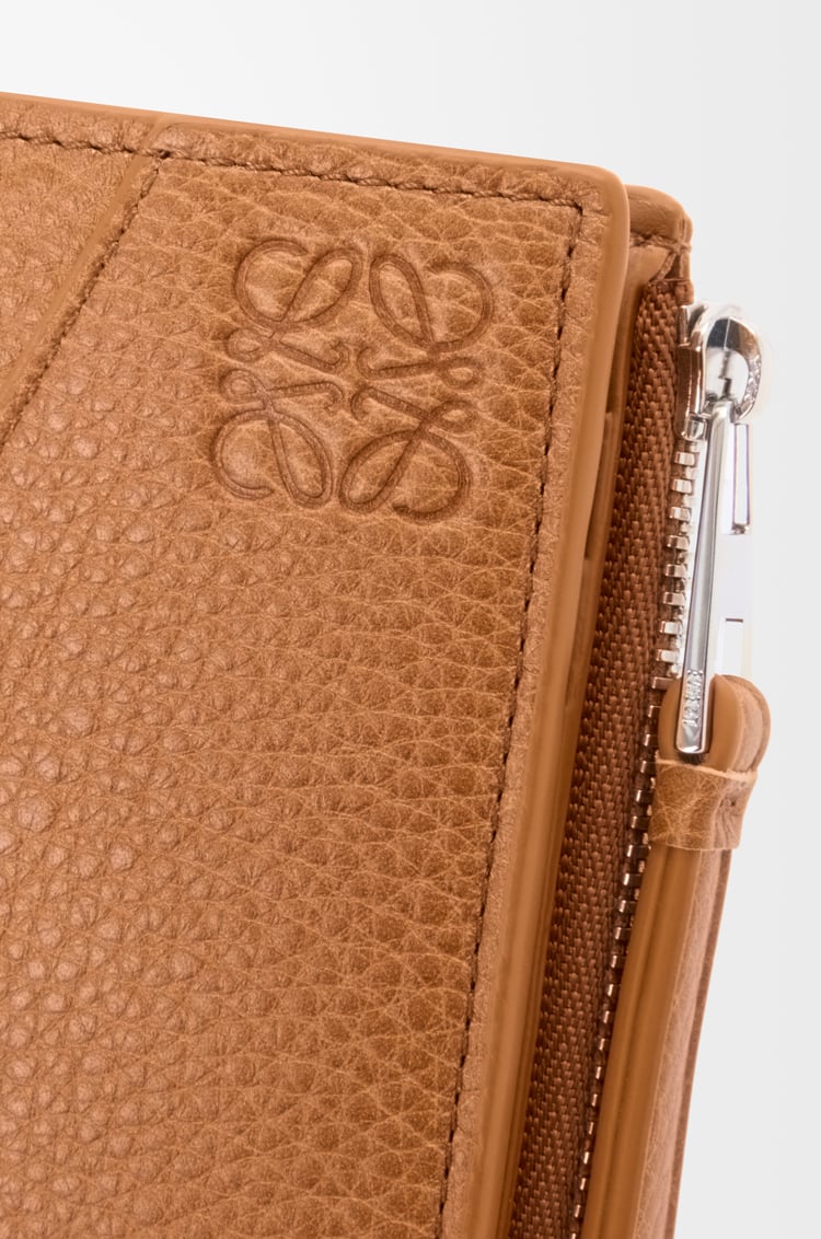 LOEWE 柔軟粒面小牛皮 Puzzle 窄版短錢包 淺峽谷棕色