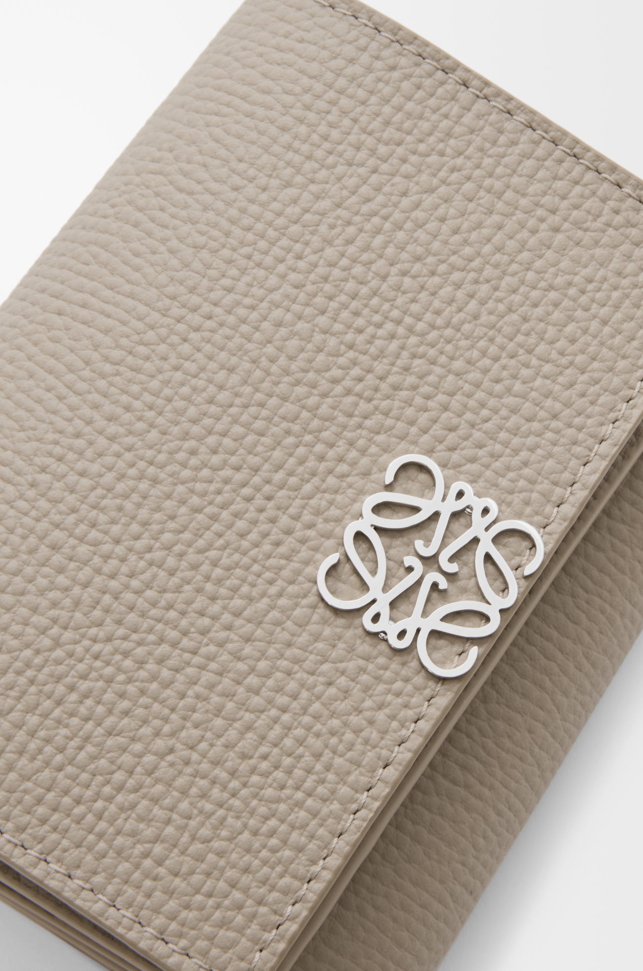 LOEWE Cartera con tres pliegues Anagram en piel de ternera Arcilla