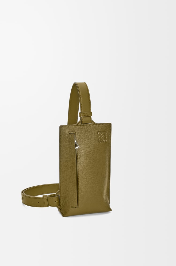 LOEWE 柔软粒面牛皮革竖款 T Pocket 小袋 橄榄绿