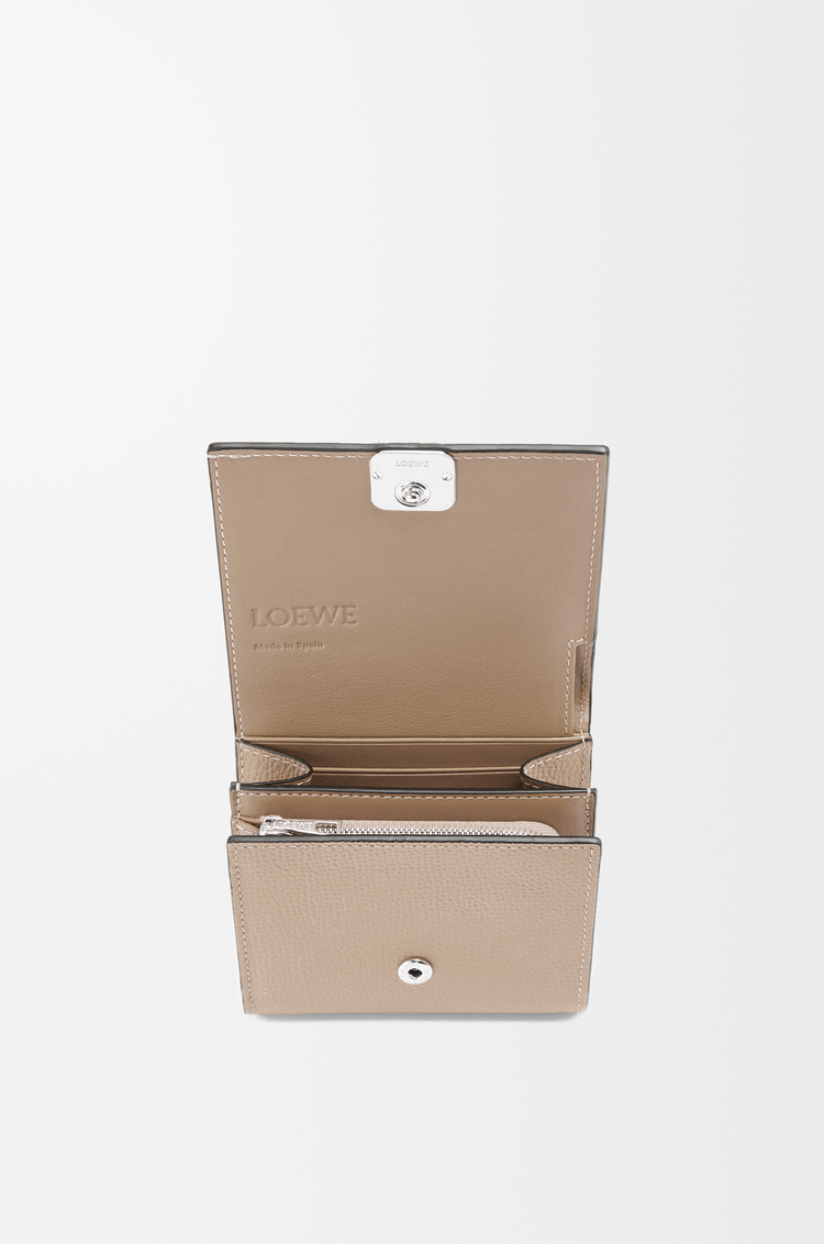 LOEWE アナグラム コンパクト フラップウォレット（ペブルグレインカーフ） サンド