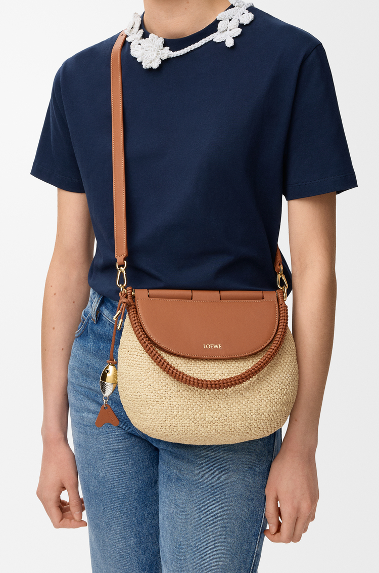 LOEWE Medium Pescador bag in raffia and calfskin Natural/Tan