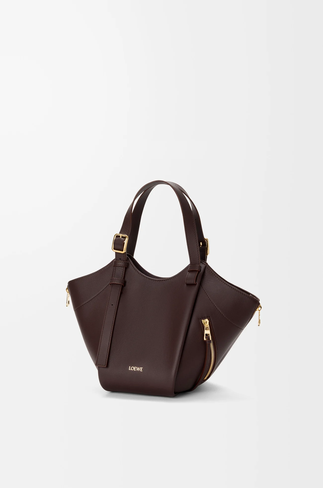LOEWE Bolso Hammock Flip en piel de ternera clásica Brownie Oscuro