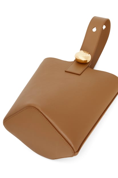 LOEWE Mini Pebble Bucket Bag aus weichem Kalbsleder Eichenholzfarben plp_rd
