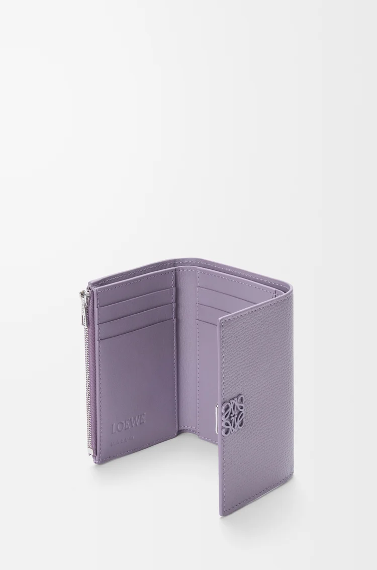 LOEWE Petit portefeuille vertical Anagram en cuir de veau grainé Dirty Mauve