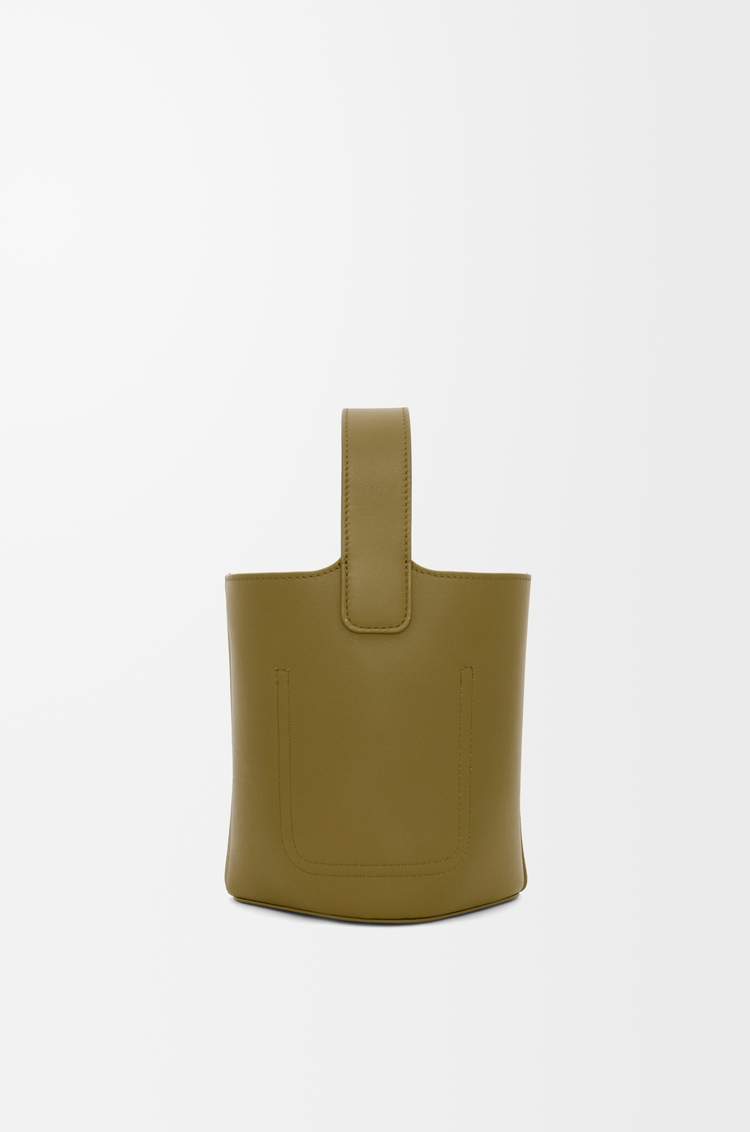 LOEWE Bolso Pebble Bucket mini en piel de ternera Oliva