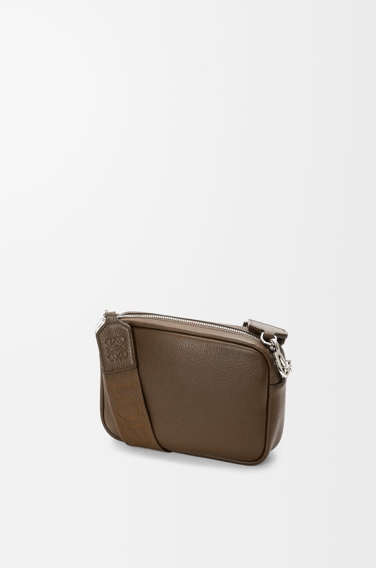 LOEWE Bolso Pebble messenger pequeño en piel de ternera graneada Tundra