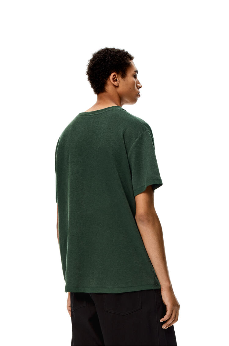LOEWE Camiseta en cáñamo y algodón con escudo Anagrama Verde Bosque pdp_rd