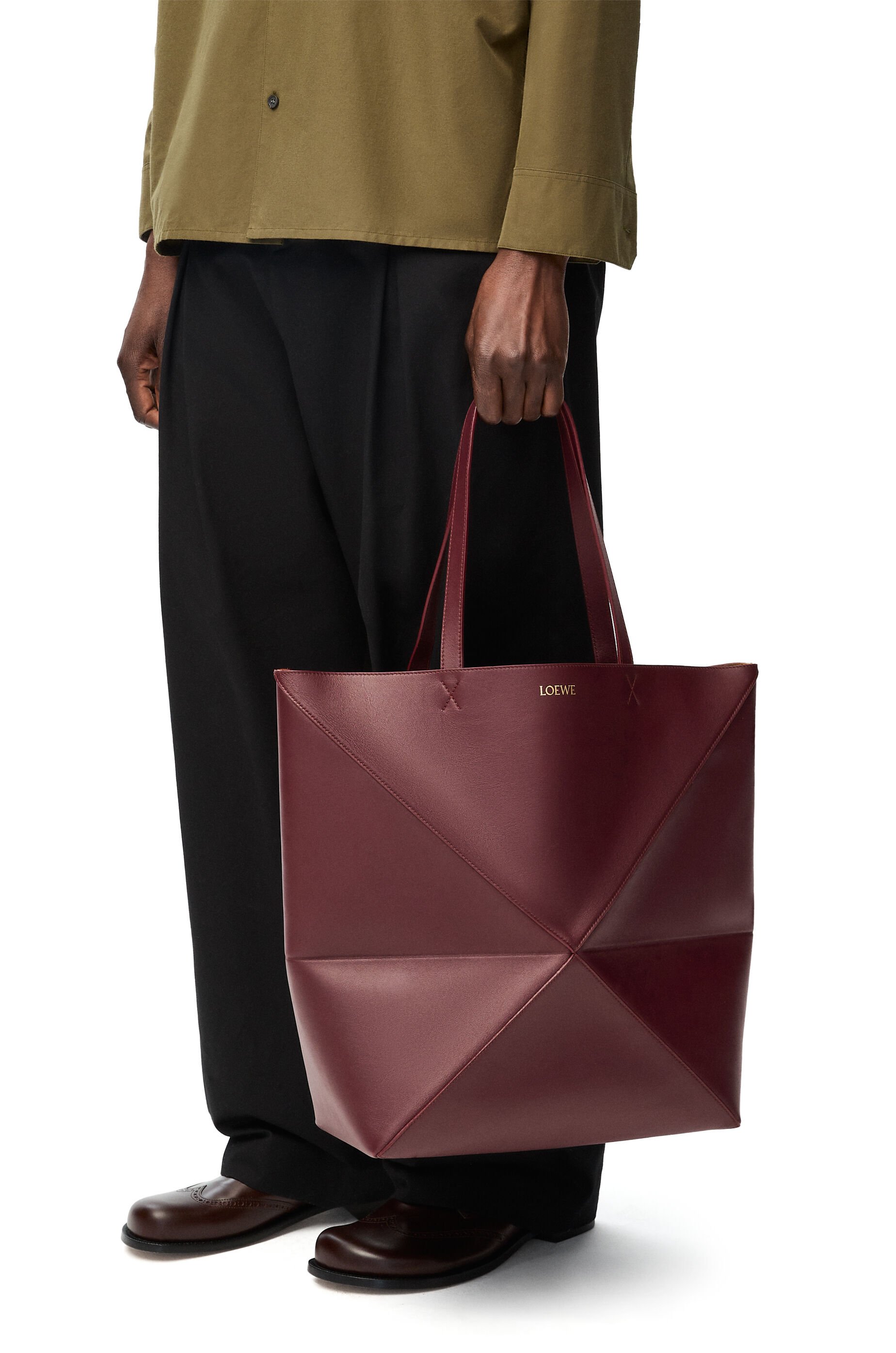 パズルフォルド トート XL（シャイニーカーフ） ダークバーガンディ - LOEWE