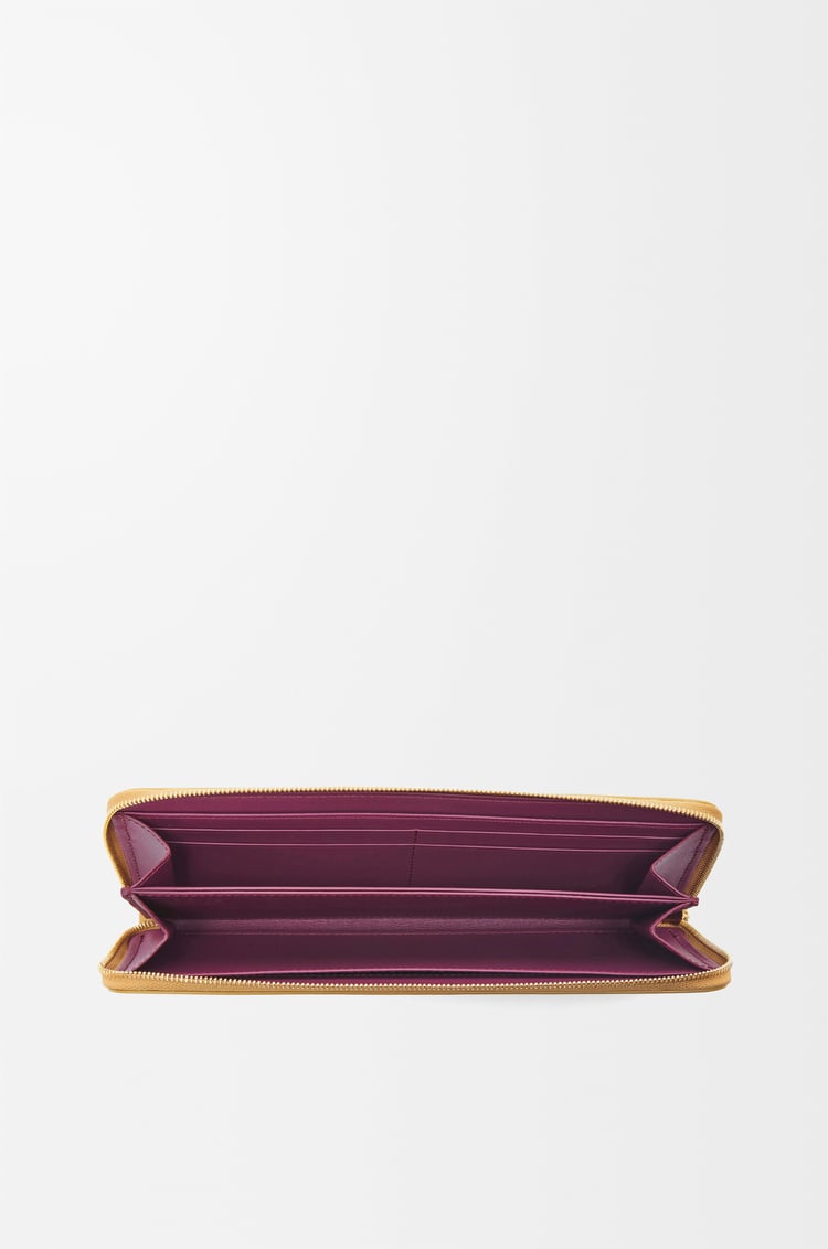 LOEWE Cartera con cremallera Knot en piel napa de ternera Sáhara/Carmesí