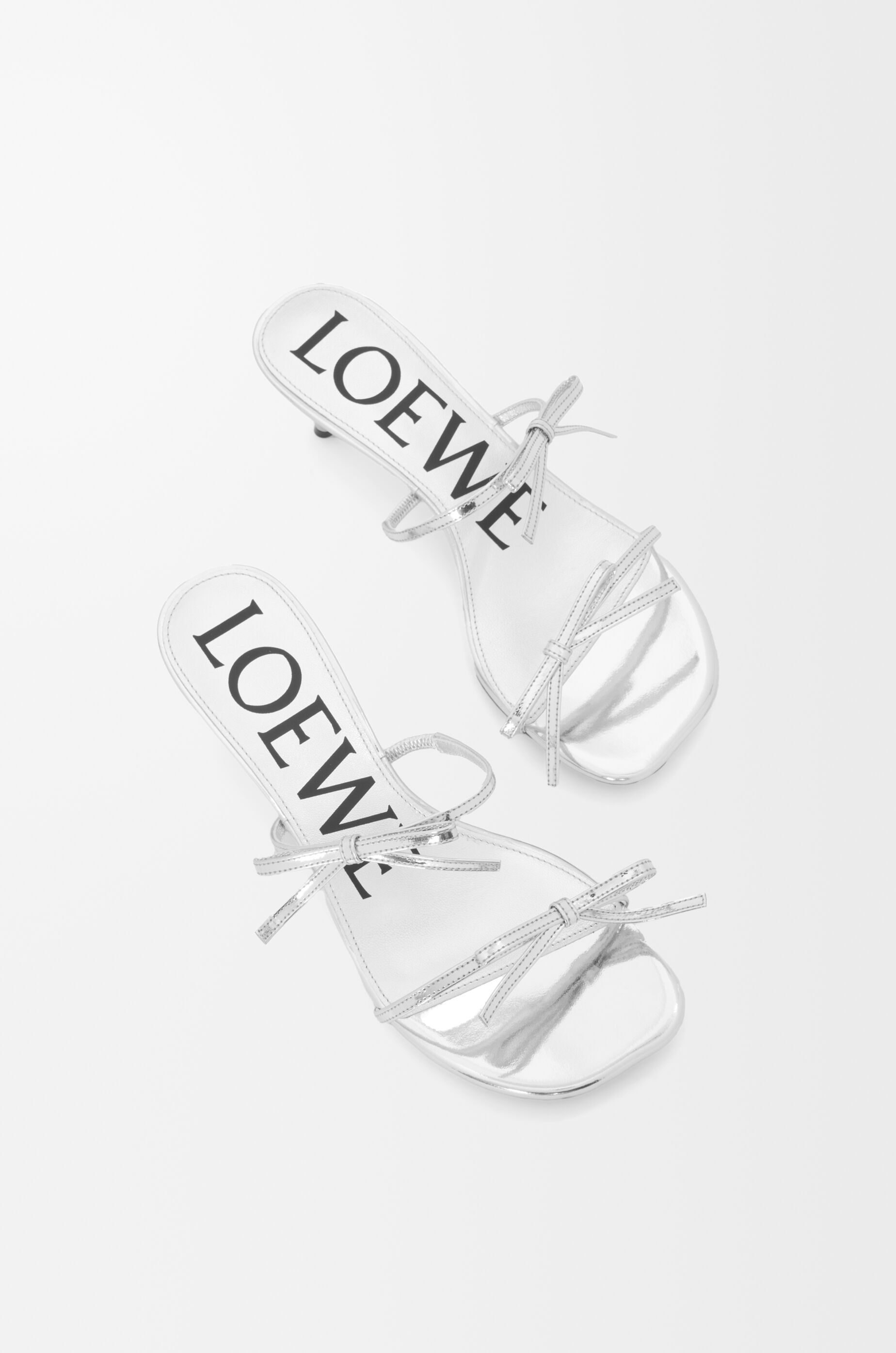LOEWE ロエベ ペタル サンダル メタリックカーフ ロゴ ペタル サンダル(メタリックカーフ) シルバー - LOEWE
