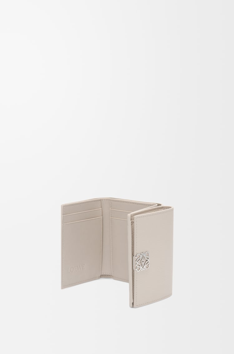 LOEWE アナグラム トライフォールド ウォレット（ペブルグレインカーフ） ライトゴースト