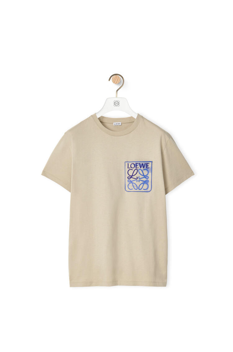 LOEWE Camiseta en algodón con bolsillo falso y anagrama Gris Piedra pdp_rd