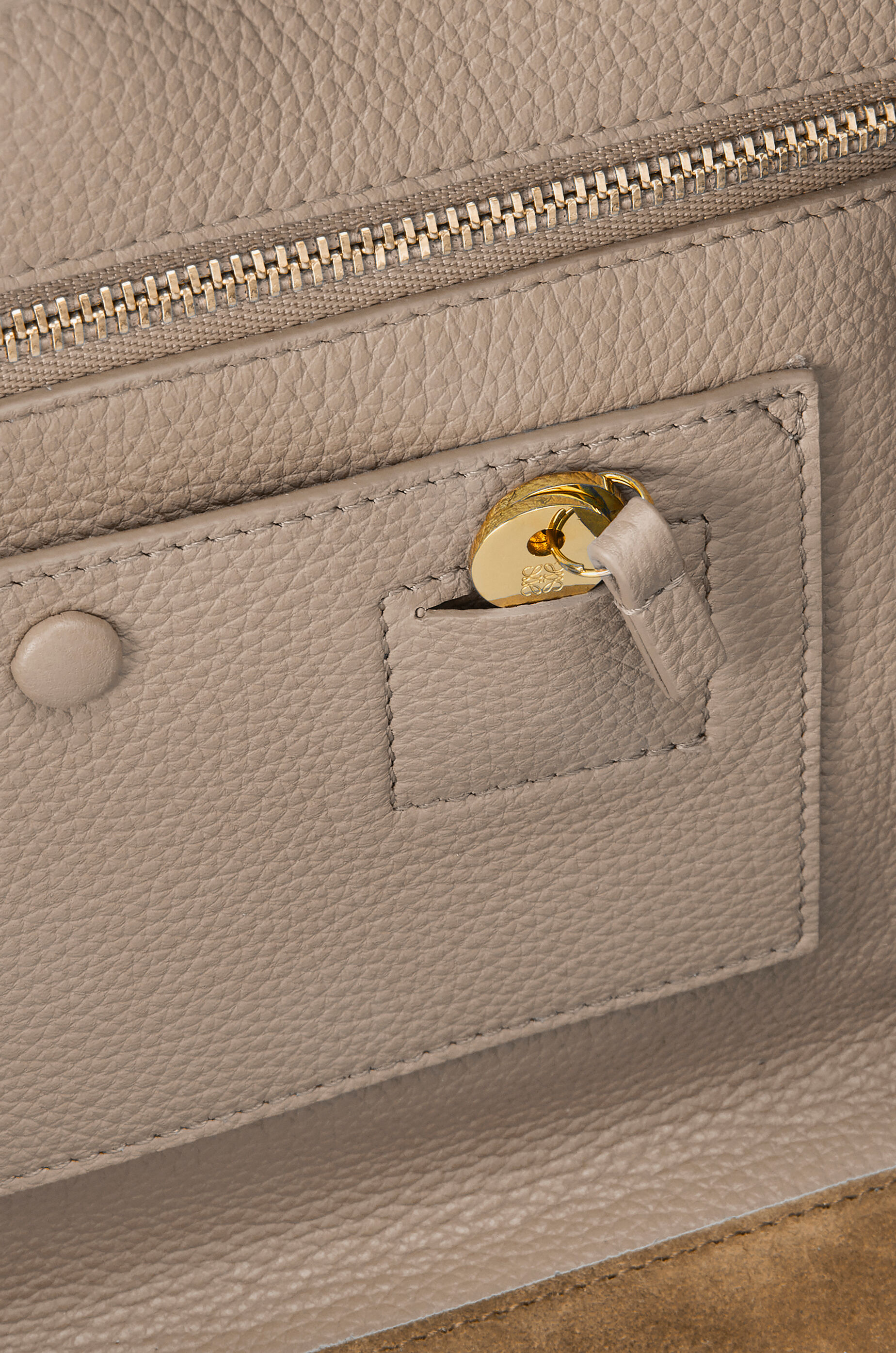 アマソナ28 バッグ（ソフトグレインカーフ） ベージュ - LOEWE