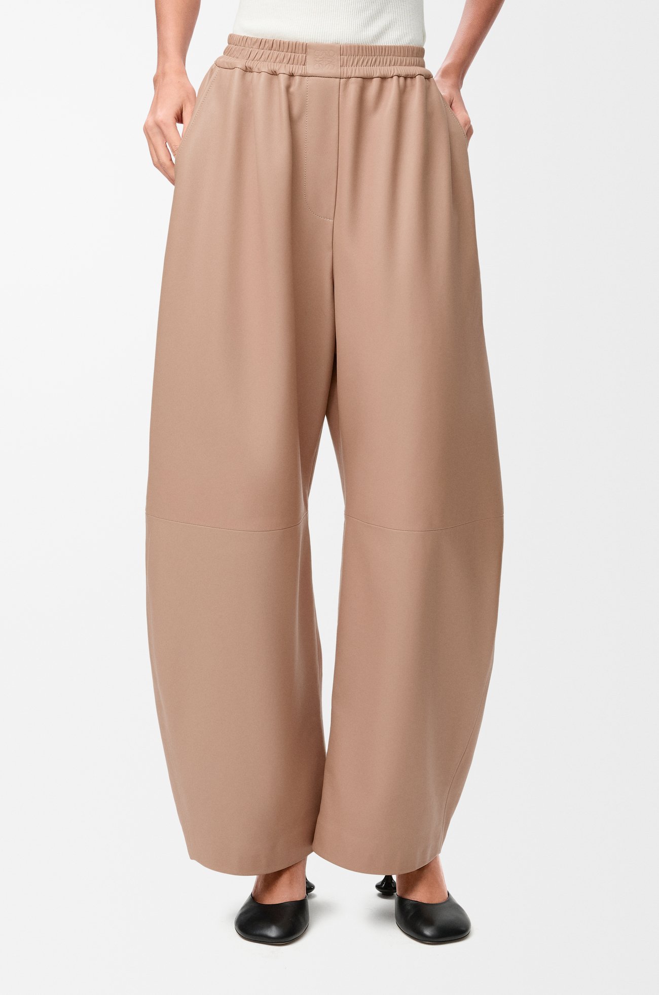 LOEWE Pantalón barrel en piel napa de cordero Beige