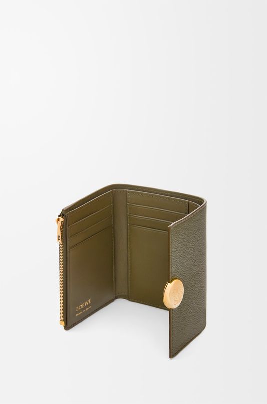 loeve 顕 ペブル バーティカルウォレット スモール 色 オリーブ 