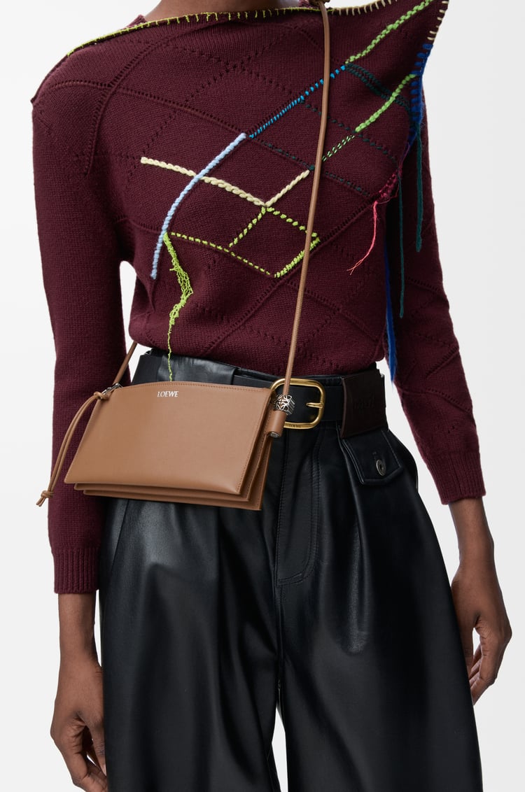 LOEWE 纳帕牛皮革 Joya 手拿包 摩卡色