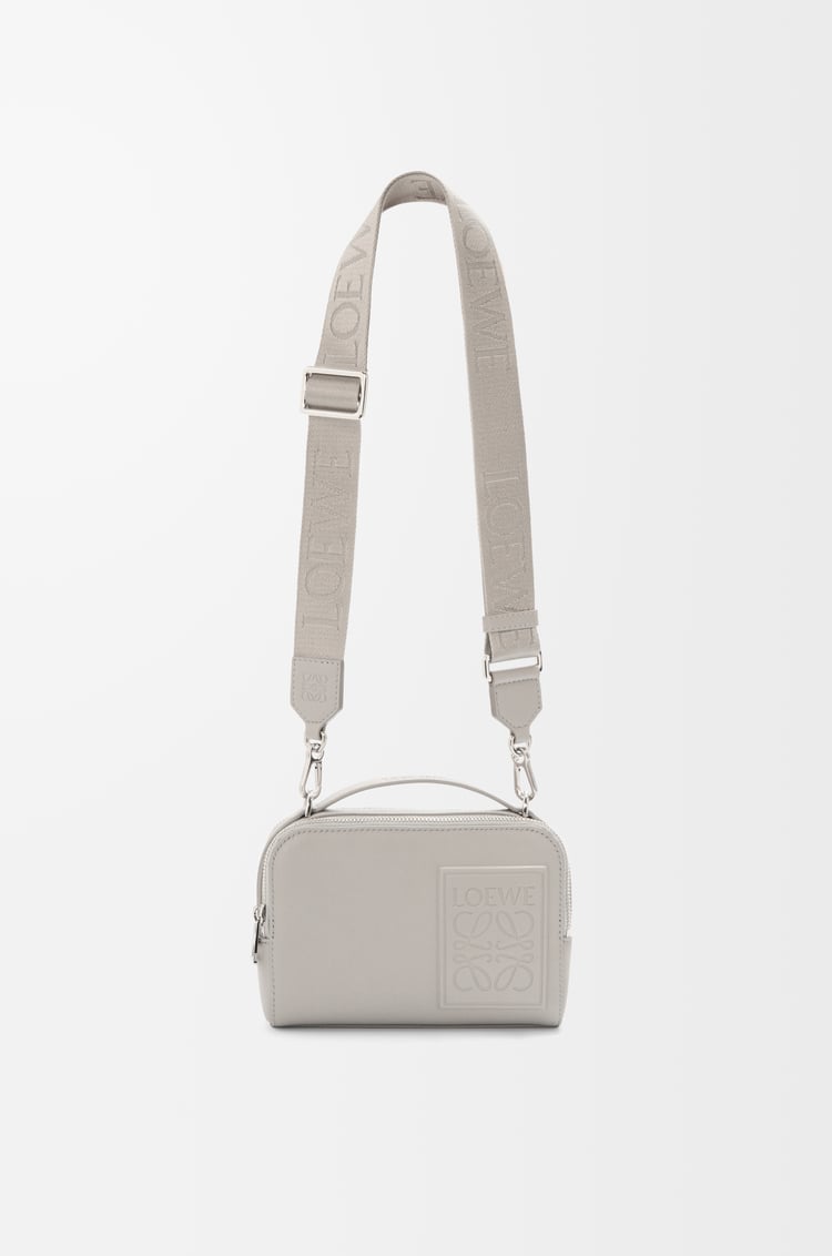 LOEWE 迷你缎面牛皮革相机斜挎包 银灰色
