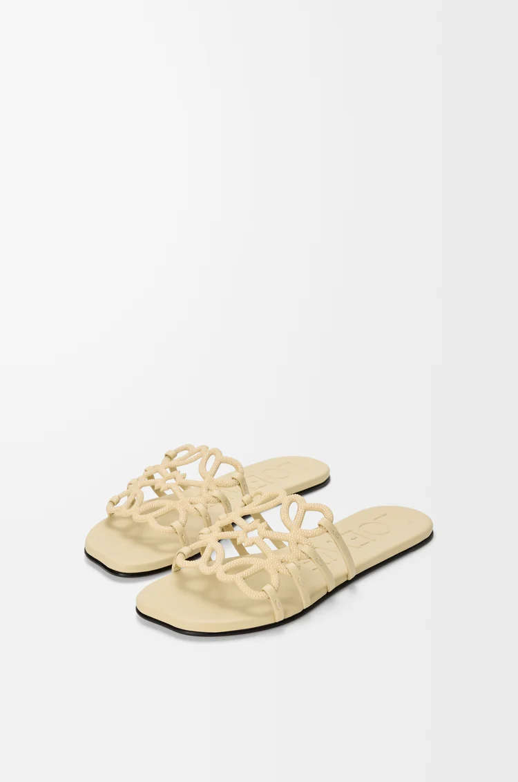 LOEWE Mules Petal Anagram en cuir velours à strass Beurre