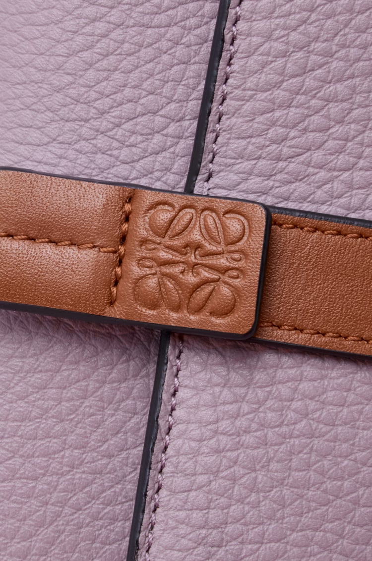 LOEWE バーティカル ウォレット スモール（ソフトグレインカーフ） ダーティモーヴ/スクワール