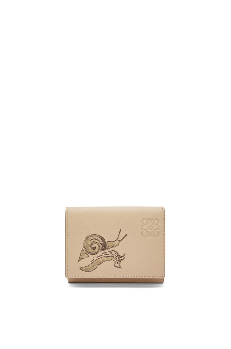 LOEWE Snail trifold wallet in classic calfskin Dusty Beige