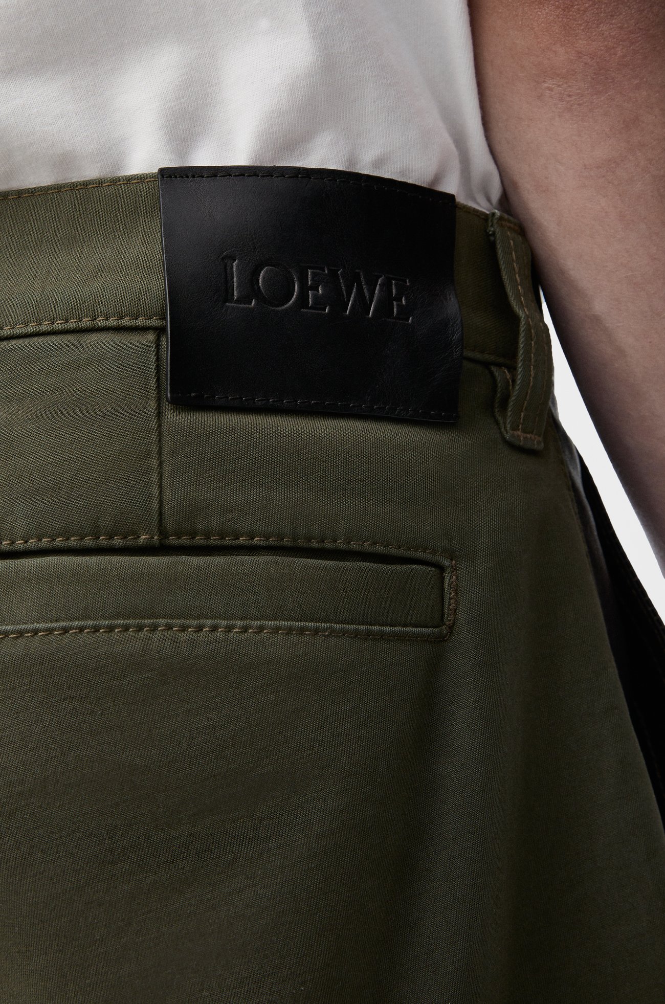 LOEWE カーゴ トラウザーズ（ナパカーフ&コットン） ブラック/カーキグリーン
