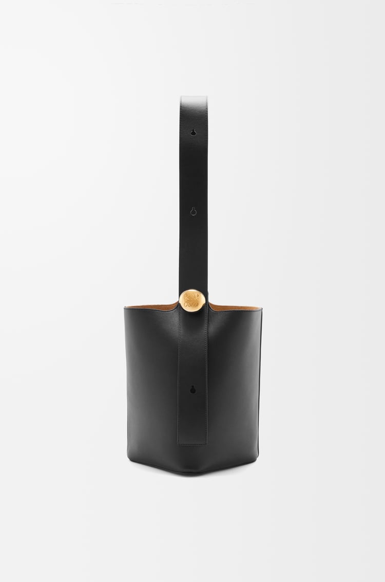 LOEWE ペブル バケットバッグ ミディアム（スムースカーフ） ブラック