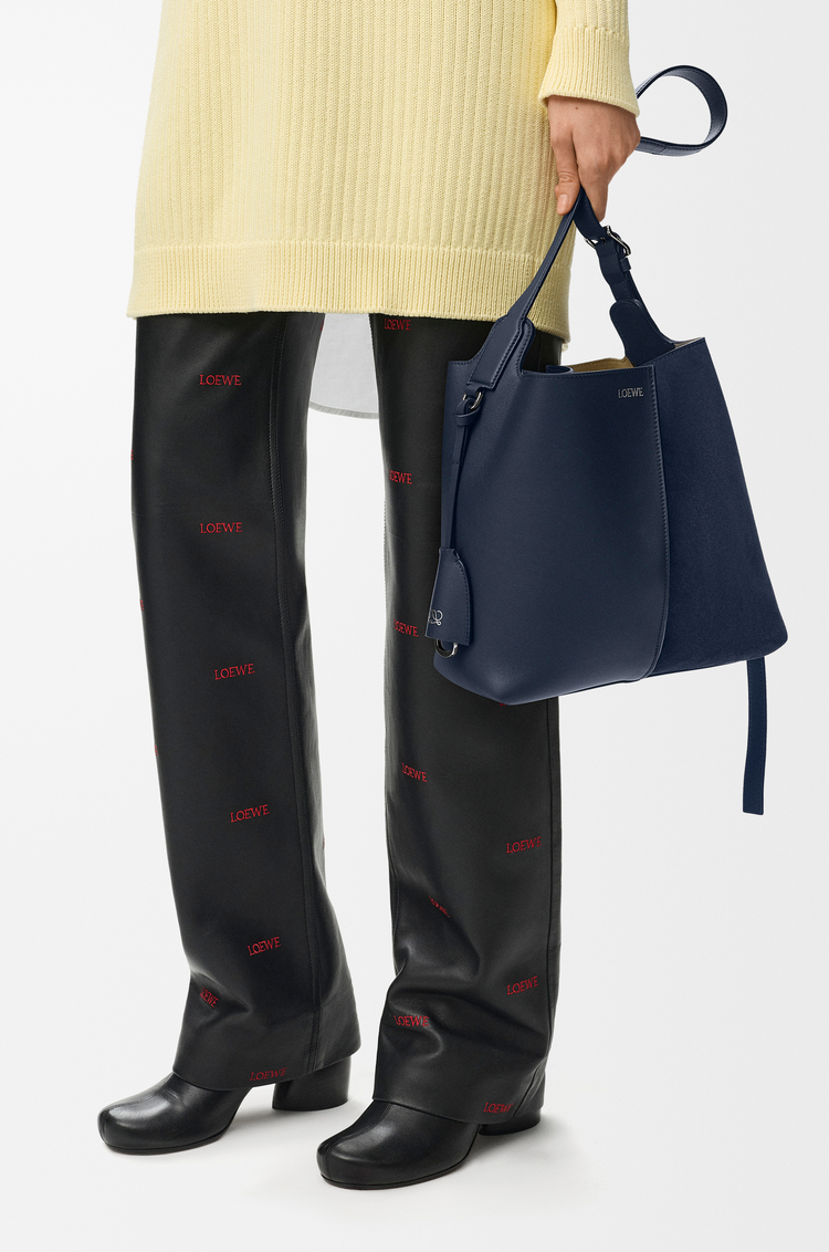 LOEWE Mittlere Bilbao Bucket aus weichem Kalbsleder und Wildleder Dunkles Marineblau