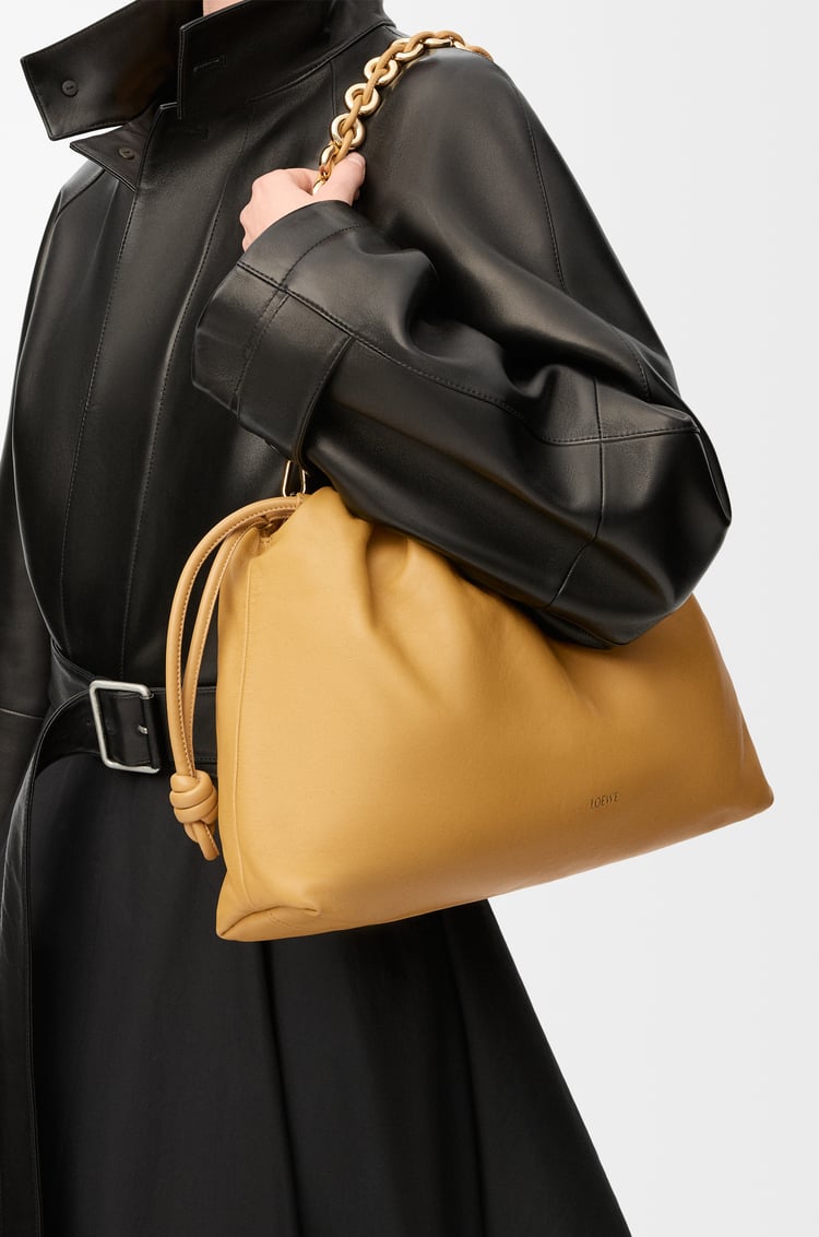 LOEWE 大号柔软纳帕羊皮革 Flamenco Purse 手袋 沙漠黄