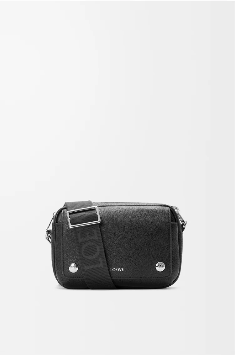 LOEWE Bolso Pebble messenger pequeño en piel de ternera graneada flexible Negro